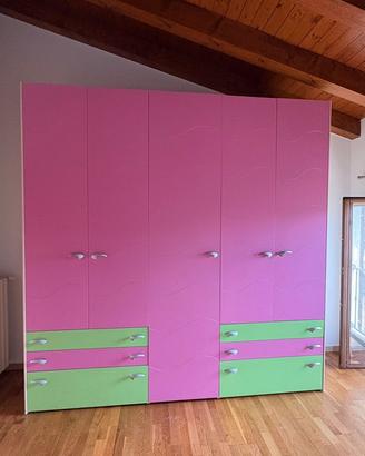 Armadio rosa e verde da bambina