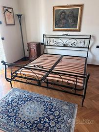 Letto matrimoniale in ferro battuto con doghe