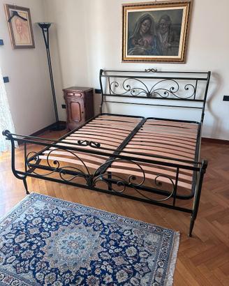 Letto matrimoniale in ferro battuto con doghe