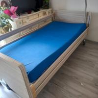 Letto per disabili elettrico,materasso e tavolino