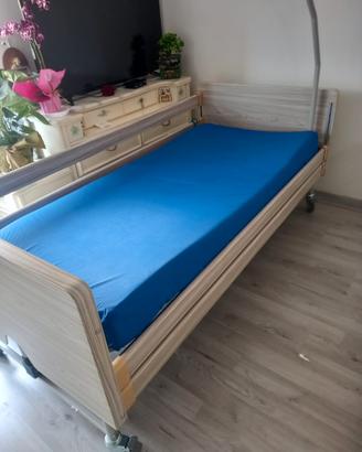 Letto per disabili elettrico,materasso e tavolino