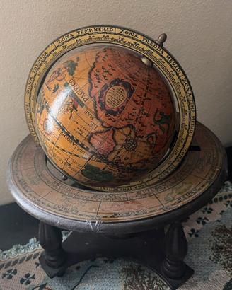Mappamondo in legno