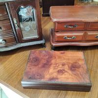 due portagioie con carillon e scatola porta carte