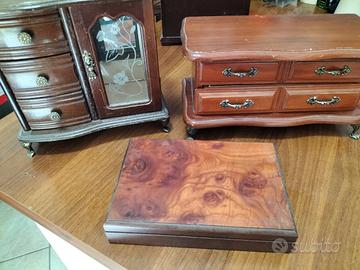 due portagioie con carillon e scatola porta carte