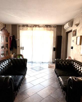 Coppia di divani Chesterfield