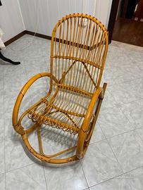 Sedia/poltrona a dondolo d'epoca.
