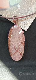 Collana in titanio con pendente in corallo fossile