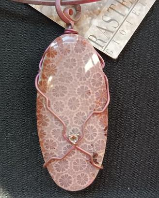 Collana in titanio con pendente in corallo fossile