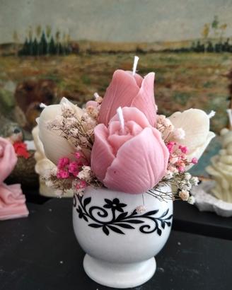vaso con tulipani