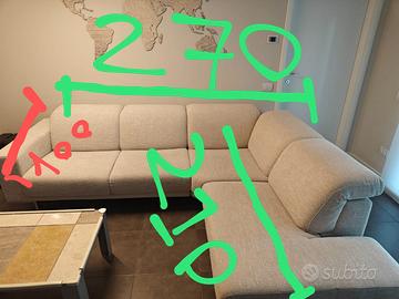 Divano angolare di design.