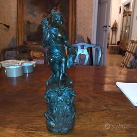 Figura femminile con cane e arco