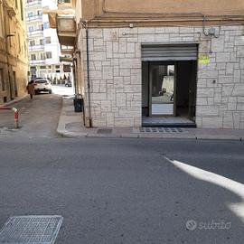 Locale commerciale 24 mq. ad angolo zona centrale