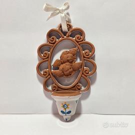Piccola acquasantiera in terracotta e maiolica 
