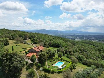 Rustico / Casale di 428 m² con più di 5 locali e b