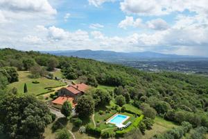 Rustico / Casale di 428 m² con più di 5 locali e b