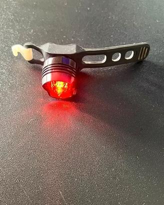 Luce posteriore rossa bici, monopattino, casco