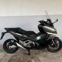Honda forza 750