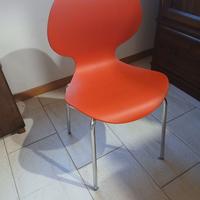 Tre sedie in plastica e metallo