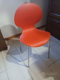 Tre sedie in plastica e metallo