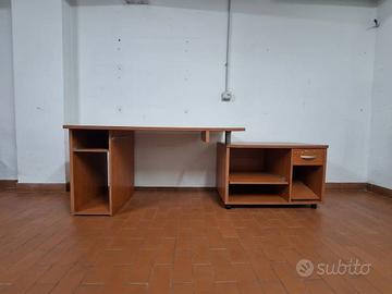 Scrivania con porta pc