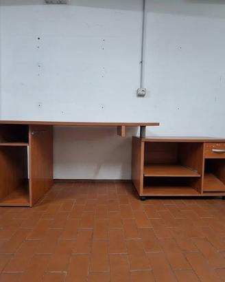 Scrivania con porta pc
