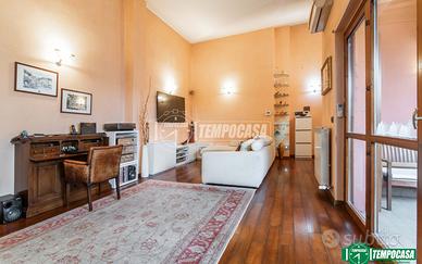 ELEGANTE TRILOCALE CON DOPPI SERVIZI E TERRAZZO.