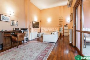 ELEGANTE TRILOCALE CON DOPPI SERVIZI E TERRAZZO.