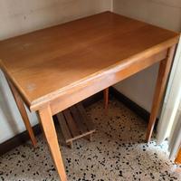 Tavolino in legno chiaro