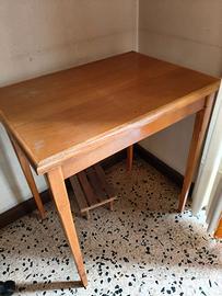 Tavolino in legno chiaro