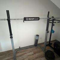 Rack con bilanciere e pesi