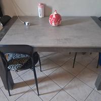 Parete soggiorno, tavolo e TV