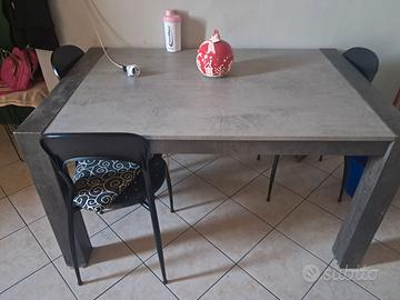 Parete soggiorno, tavolo e TV