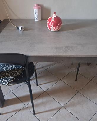 Parete soggiorno, tavolo e TV