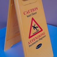 cartello pavimento bagnato