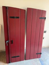 Finestra con cornici e balcone