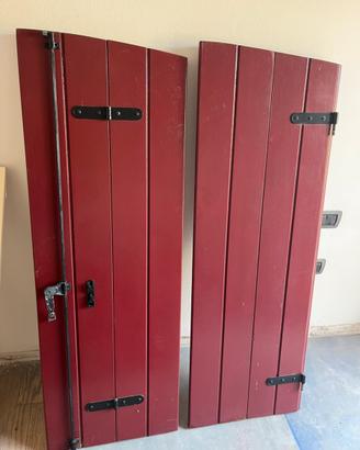 Finestra con cornici e balcone