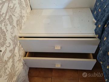 n. 2 comodini 