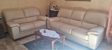  Due divani in pelle.