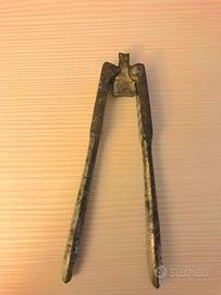 Schiaccianoci antico in ferro