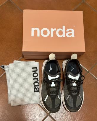 Norda 001 Black/White