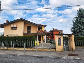 Villa di 197 m² con più di 5 locali e box auto dop