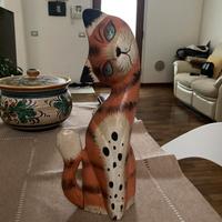 Gatto in legno dipinto.
