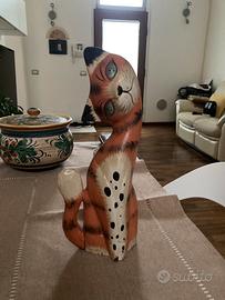 Gatto in legno dipinto.
