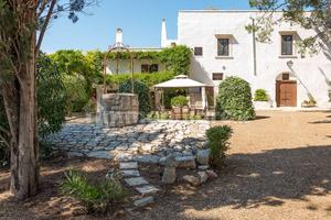 Masseria del '600 con terreno, ristrutturata