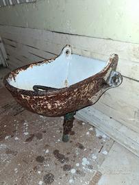 Vecchio abbeveratoio smaltato