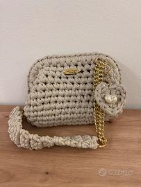 Clutch fatta a mano all’uncinetto beige dorata