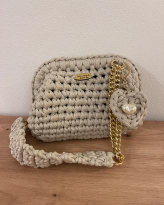 Clutch fatta a mano all’uncinetto beige dorata