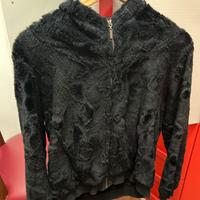 Pellicciotto nero con zip e cappuccio