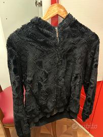 Pellicciotto nero con zip e cappuccio
