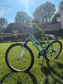 Bicicletta ragazza per la scuola